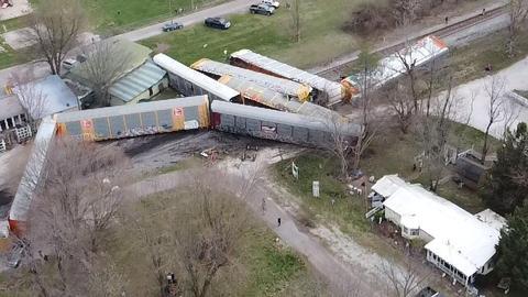 美国两日内发生第四起火车脱轨事故：21节车厢倾覆 部分车厢裂开