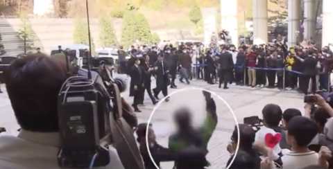 韩媒：八旬老人向韩最大在野党党首扔鸡蛋，被当场逮捕