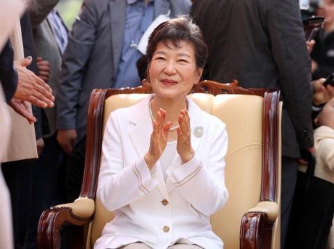 朴槿惠隐居一年后高调复出：精心打扮，有望重启政治活动，媒体全程跟拍