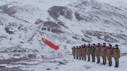 雪山上，他们用无人机升起五星红旗
