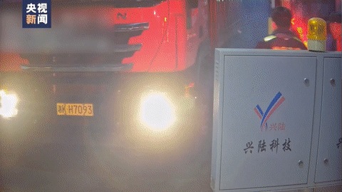 轮胎起火了！男子冲出去灭火，下一幕捂着胸口倒下