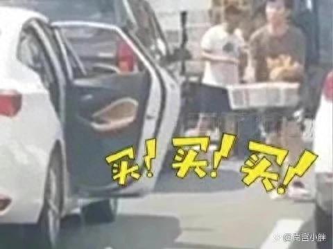 国庆假期堵车堵到天路了 货车没下高速水果已卖完