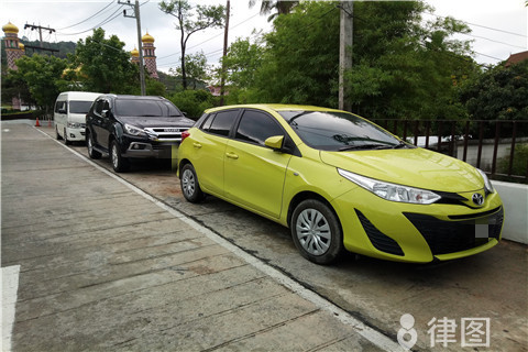 上海两车剐蹭后双方对骂