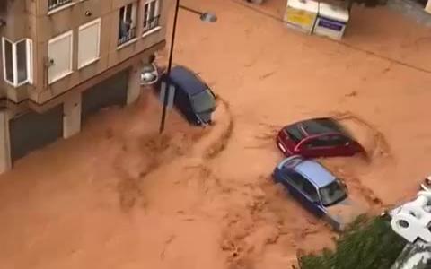 中国年年防汛，为何欧美国家不这么做？西班牙的一场暴雨揭露真相 人祸甚于天灾