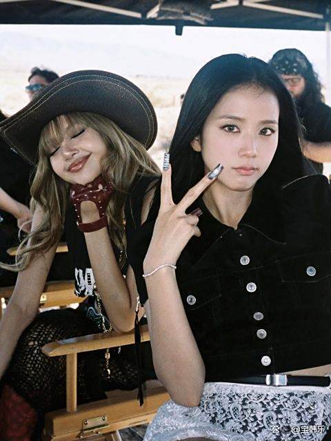 BLACKPINK九周年合照 成员亲密互动庆祝