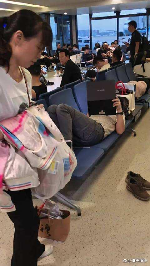 机场回应外籍旅客脱鞋躺卧占座