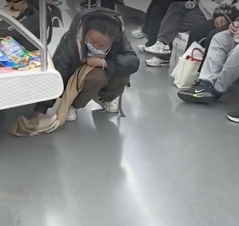 女子在地铁上用围巾擦拭污渍!