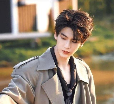 张凌赫杯贴走红 谣言与恶意缠身