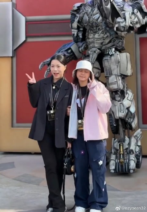 全红婵杨倩同游北京环球影城