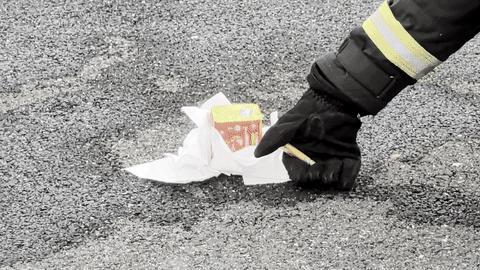 村民烧纸钱引发山火 休假消防员灭火 祭扫用火需谨慎