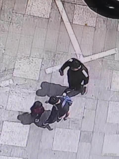 11岁女孩捡到女童背到派出所 暖心举动全网破防