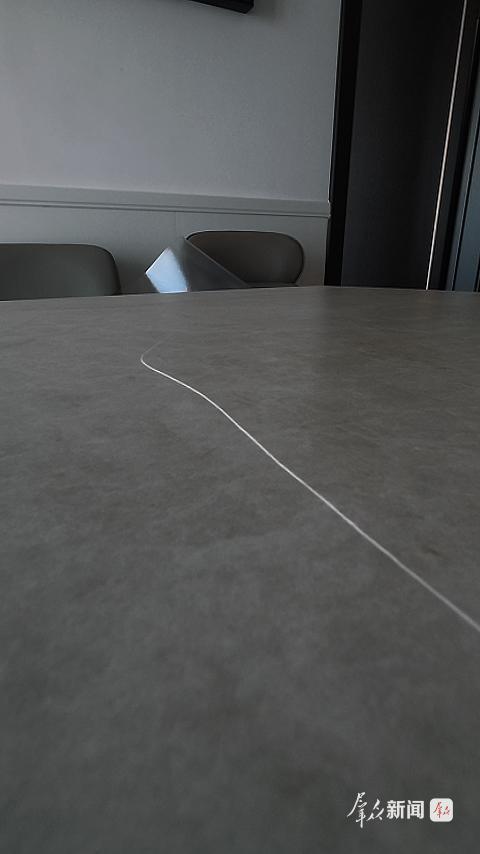 西安北二环明珠家居芝华仕门店购买的岩板餐台未满1年断裂 售后“隐身”维权难