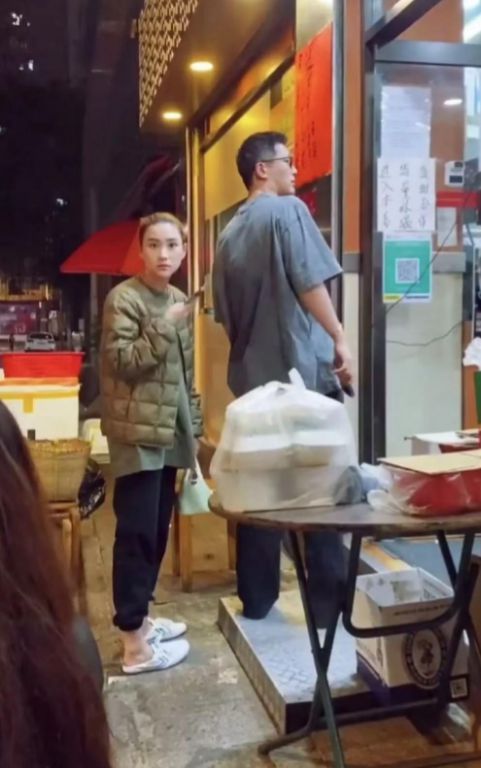 何超莲窦骁与佘诗曼聚餐 光顾平价小吃店 与食客挤在小厅内很接地气！！