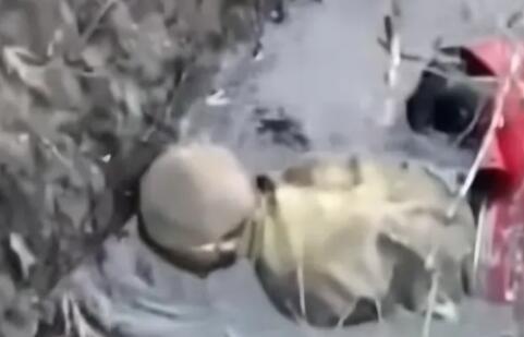 宁可自杀也不投降？乌军士兵被俄无人机连续投弹轰炸，最终把头埋入水中溺毙而亡