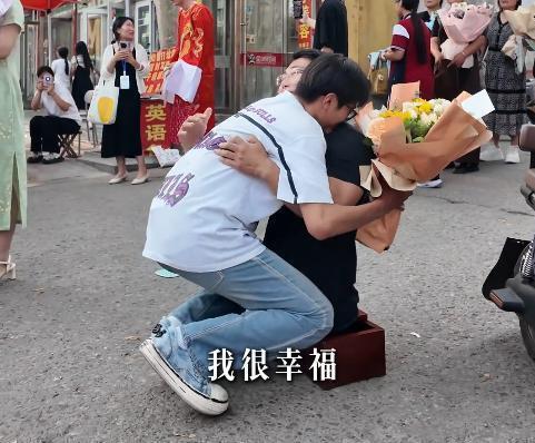 少年高考后走出考场跪谢父亲 跪出教养与感恩