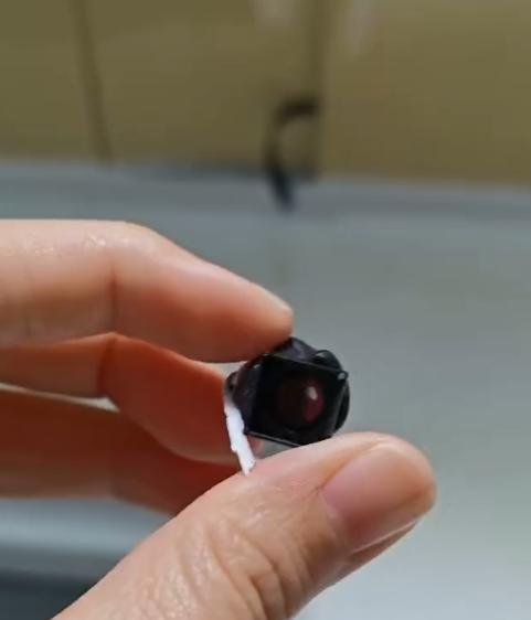 男子合租房装摄像头被拘