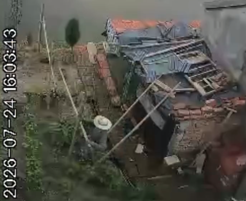 爷爷高温中为怀孕孙媳升级扩建鸡窝 孙媳：这份无声的疼爱，是最珍贵的财富