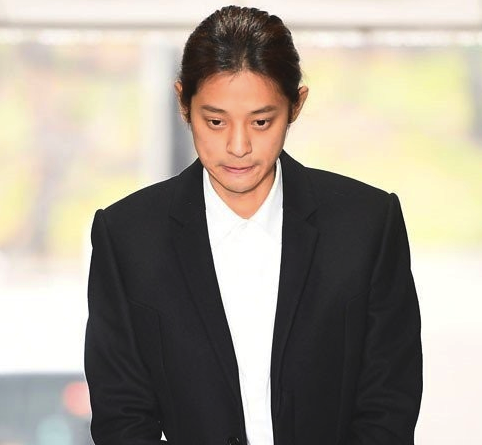 郑俊英服刑结束后出狱戴着口罩帽子低调离开