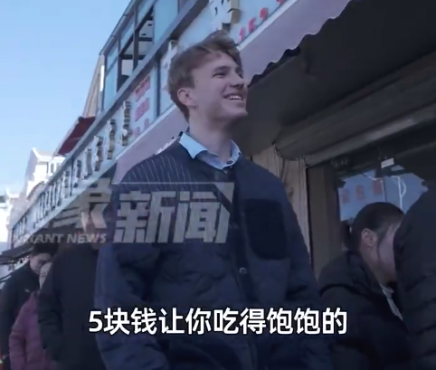 外国小哥排队购买河南水煎包 隔壁商户回应：人特别多，整条街生意都好了