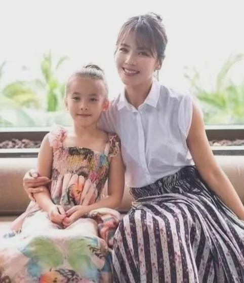 刘涛携女儿亮相意大利 母女同框似姐妹