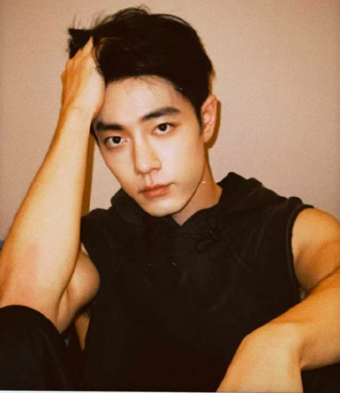 肖战拍立得照 每一帧齐戳中审好意思