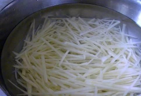 土豆丝直接下锅炒？多做1步不粘锅，脆到全家抢着吃