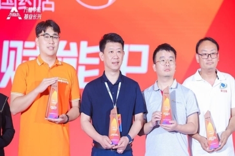 红云制药闪耀 2025 万艋会：多领域奖项加身，彰显现代中药企业硬实力！