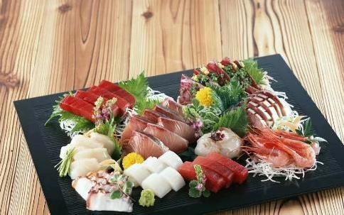 日本美食吓坏中国人，生吃章鱼还吸喉咙，你敢试一口吗？