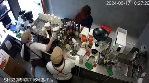 Manner店员向顾客泼咖啡粉 品牌方回应：已辞退涉事店员
