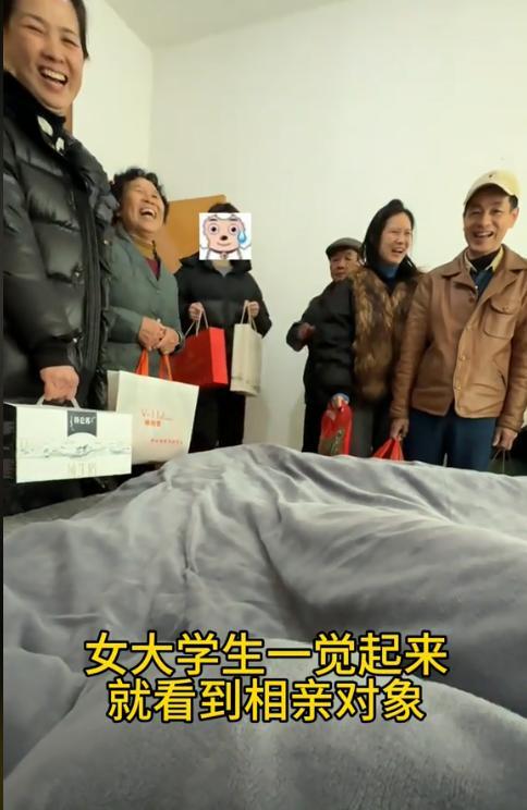 女生一覺醒來相親對(duì)象已站床邊 尷尬瞬間引熱議