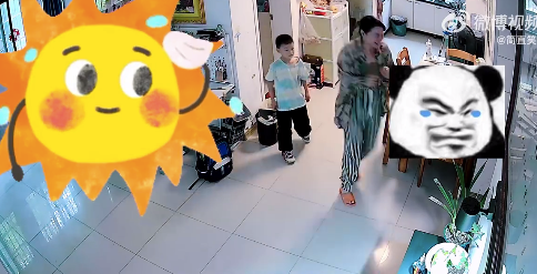 孩子喊妈妈去看楼道里的蛇 妈妈被吓得连连尖叫