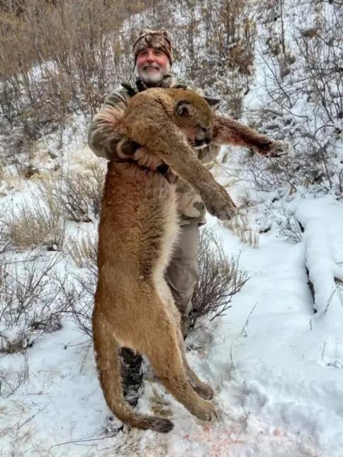 美国富翁在南非狩猎时被水牛顶死 悲剧突显狩猎风险