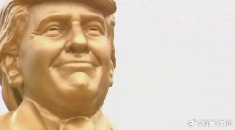 特朗普手持比特币金色雕像 引发海外热议