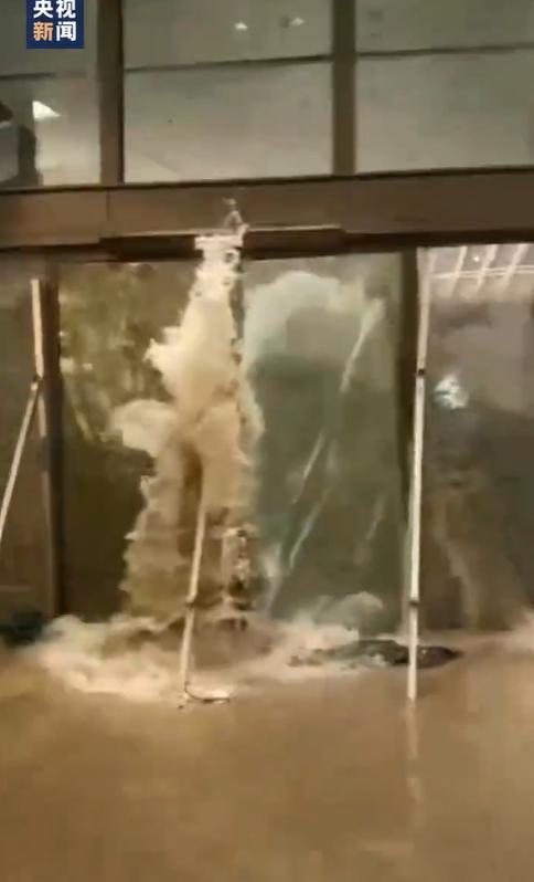 香港一酒店玻璃冲爆有人被冲走