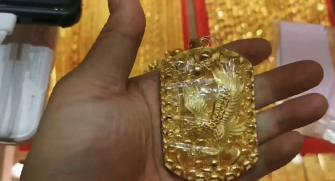 警方谈游客称在衡山丢金吊坠:已沿线搜寻,暂未找到