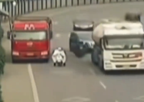 骑手乱穿马路逼停多车后被渣土车撞翻 网友：马路是你家客厅？