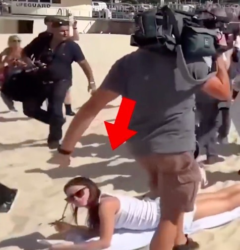 女子无视英国王子夫妇继续晒太阳 