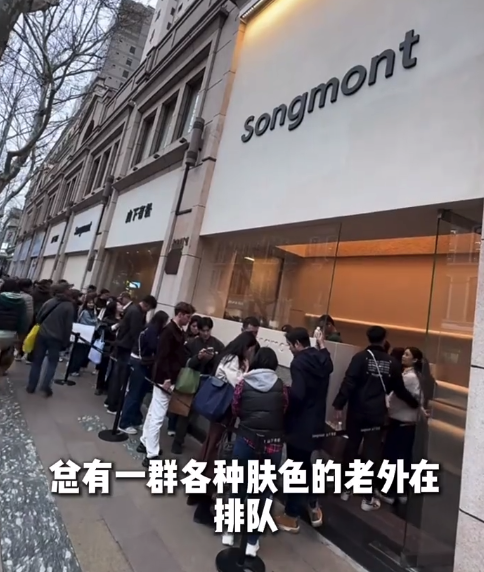 老外来华排队扫货“中国特产” 这次是两千的包和八百的鞋