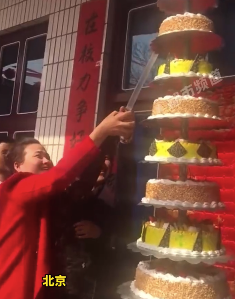 非常幸福!男生12岁生日父母准备12层蛋糕