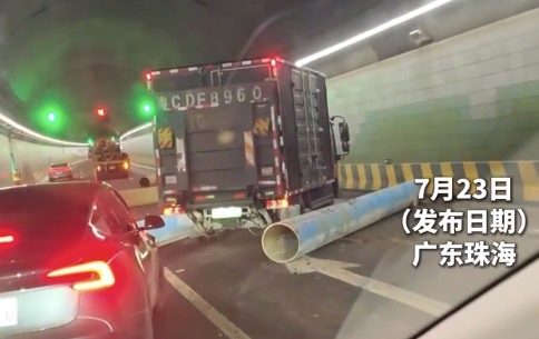 货车掉落一地“钢管阵”，隧道秒变科目二考场，网友：技术菜的可怎么过