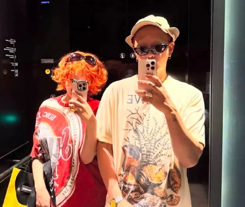 泫雅ins晒龙俊亨，评论区热评均觉得好像看到了金晓钟