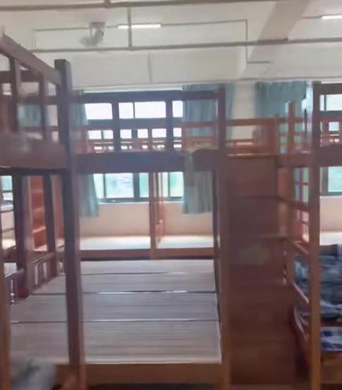 网友反映佛山一学校一间房住百人