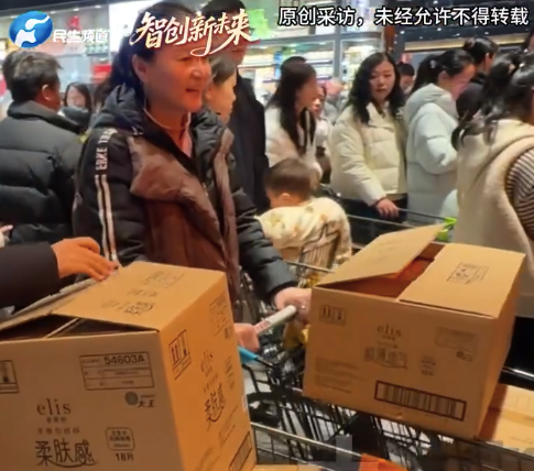 女老板胖东来拉走6箱卫生巾给员工 网友：这是什么神仙老板