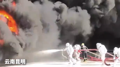 致敬！消防员逆行背影令人动容 冲入火海没有一丝犹豫 