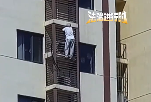89岁老人翻窗从27楼爬到21楼