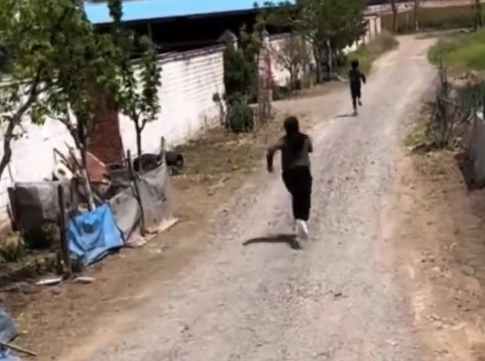 妈妈追打孩子摔倒怒喊爸爸继续追 网友：本来没那么生气，这回一顿胖揍是躲不掉了