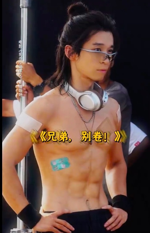 王俊凯摸董子健肌肉 昆仲互动引粉丝尖叫