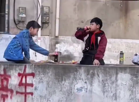 俩男孩喝着可乐吃着零食惬意地聊着天 网友：?看到他俩也看到了小时候的自己