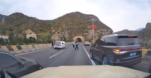 交警处理事故时 车辆从应急车道窜出