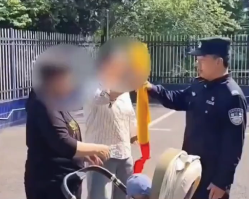 老人带娃遛弯遗失近6克金手镯 辅警耐心寻回